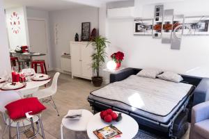 a bedroom with a bed and a table and chairs at Apartamento Garval Valladolid in Valladolid