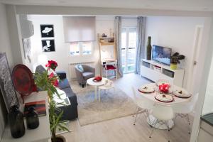 a white living room with a table and chairs at Apartamento Garval Valladolid in Valladolid +23 photos