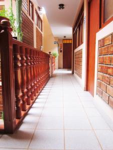 un pasillo vacío de un edificio con una pared de ladrillo en Hostal Vista Hermosa, en Chachapoyas