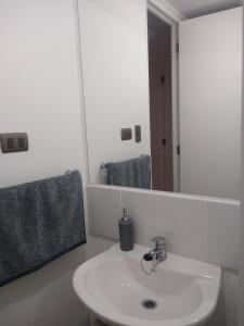 Bathroom sa Marina Sol III Playa y Casino