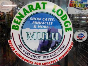 un cartel en la ventana de una tienda que dice mamat mostrar pasteles farmacias en Benarat Lodge, en Mulu