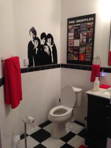 A bathroom at Swan Song Inn