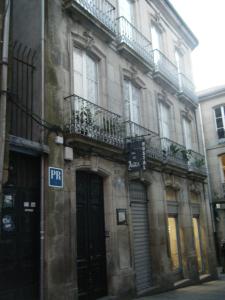 ein altes Gebäude mit Balkonen an der Straßenseite in der Unterkunft PR Paz de Agra in Santiago de Compostela + 25 Fotos