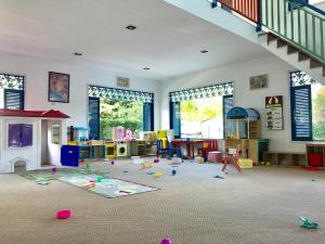 ホアヒンにあるMy Resort Hua Hin E306の床にたくさんのおもちゃを置いた部屋