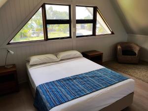 Un pat sau paturi într-o cameră la Cardwell Beachcomber Motel & Tourist Park