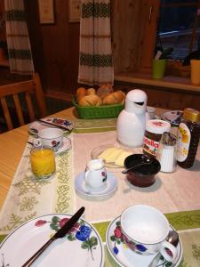 una mesa con platos y tazas en una mesa en Hoazhof en Kals am Großglockner