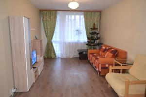 ein Wohnzimmer mit einem Sofa und einem TV in der Unterkunft Apartment Alejní in Teplice