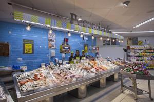 Supermarket nebo jiné obchody v  apartmánu nebo okolí