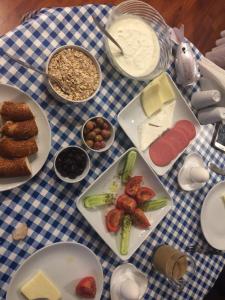 Guest House - Grandma's House في إسطنبول: طاولة زرقاء وبيضاء مليئة بأطباق الطعام