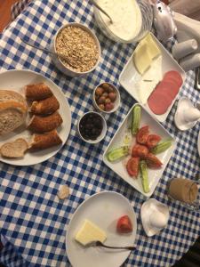 una mesa azul y blanca cubierta con platos de comida en Guest House - Grandma's House en Estambul