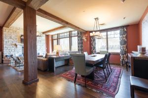 un soggiorno con tavolo, sedie e divano di Silver Strike Lodge #304 - 3 Bed a Park City