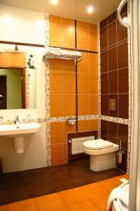 Ett badrum på Oazis Hotel