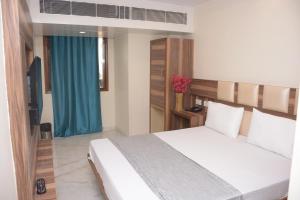 Postel nebo postele na pokoji v ubytování Hotel Golden Oasis - NEAR NEW DELHI RAILWAY STATION