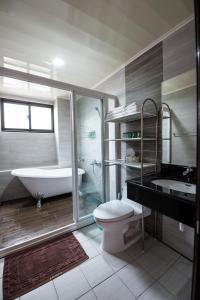 Koupelna v ubytování Catt Leya B&B Hotel + 37 fotografií