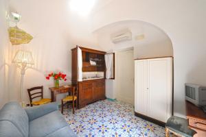 un soggiorno con divano blu e tavolo di Amalfi un po’... ad Amalfi