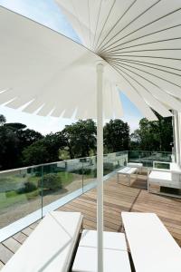 - un parasol blanc sur la terrasse d'une maison dans l'établissement Domaine de Verchant & Spa - Relais & Châteaux, à Montpellier