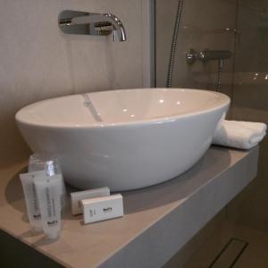 Bilik mandi di Hotel Hof van Twente