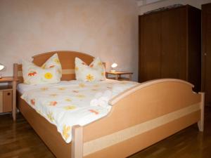 Uma cama ou camas num quarto em Pension Handle