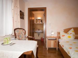 Uma cama ou camas num quarto em Pension Handle