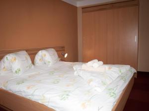 Uma cama ou camas num quarto em Pension Handle