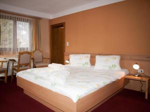Uma cama ou camas num quarto em Pension Handle