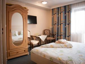 Uma cama ou camas num quarto em Pension Handle