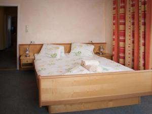 Uma cama ou camas num quarto em Pension Handle