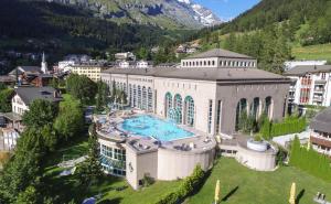an aerial view of a building with a swimming pool at De France by Thermalhotels in Leukerbad