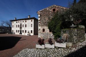 モンテッキオ・マッジョーレにあるAlbergo Ristorante Giulietta e Romeoの前に植物が植えられた古い石造りの建物