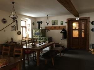 comedor con mesa de madera y sillas en Česká Chalupa en Liberec