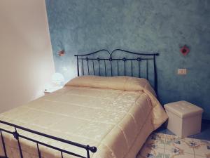 łóżko w sypialni z niebieską ścianą w obiekcie B&B Oliva w mieście Scala +37 zdjęć