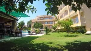 Κήπος έξω από το Begonville Apart Hotel