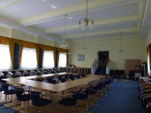 Cette grande chambre comprend une grande table et des chaises. dans l'établissement Hotel Wildunger Hof mit Gemeinschaftsküche, à Bad Wildungen