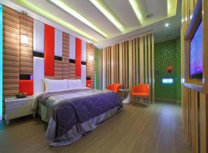 een slaapkamer met een bed en een tv erin bij Roman Vacation Motel in Dali