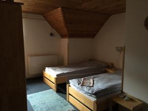 En eller flere senger på et rom på Česká Chalupa