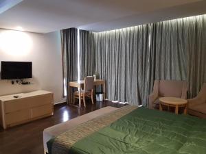 Un pat sau paturi într-o cameră la Vgp Golden Beach Resort