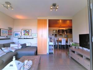 sala de estar con sofá y mesa en Belvilla by OYO Bon Relax Flat 2, en Sant Pere Pescador