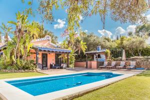 eine Villa mit einem Pool und einem Haus in der Unterkunft Finca la Encina in Alhaurín de la Torre
