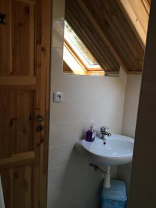 Un baño con lavabo y ventana. en Česká Chalupa, en Liberec