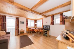 ein Wohnzimmer mit einem Sofa und einem Tisch in der Unterkunft Ferienwohnung Simair in Sankt Ulrich am Pillersee