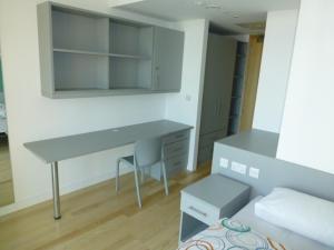 a room with a desk and a table in it at Torquay House (Royal Oak) in London