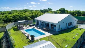 - une vue aérienne sur une maison avec une piscine dans l'établissement Villa Blue Lagoon - Perle des Salines, à Saint-François