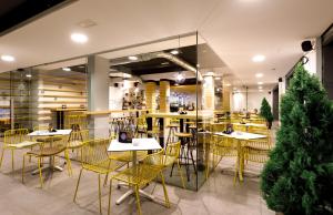 Reštaurácia alebo iné gastronomické zariadenie v ubytovaní Hotel Val Convention