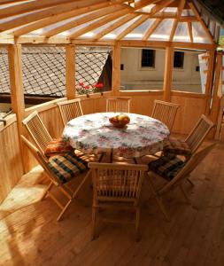 - une table et des chaises sur une terrasse dans un kiosque dans l'établissement Apartments Torkar, à Bled