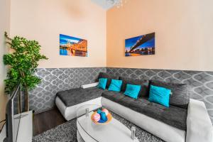 sala de estar con sofá gris y almohadas azules en KIRÁLY 38 2BEDROOM AIRCON ENTIRE APARTMENT en Budapest