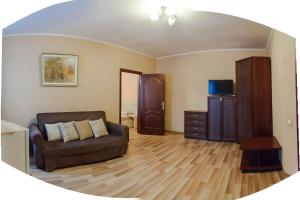 Una sala de estar con un sofá y una cómoda. en Podolyanka, en Slavske