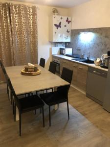 a kitchen with a table and chairs in a room at Appartement tout confort Ugine in Ugine