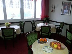 uma sala de jantar com duas mesas com fruta em Hotel Lux em Merano