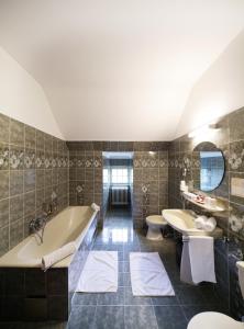 Phòng tắm tại Hotel Bergwirt Schönbrunn