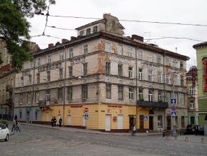 リヴィウにあるКвартира подобово в центрі на вулиці Краківській 34а Площа Ринок сам центер міста Львоваの通路角の古い建物